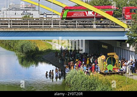 Schwerlastverkehr auf der Autobahn A 2 mit Hindus unter der Autobahnbrücke am und im Datteln-Hamm-Kanal, Hamm, Ruhrgebiet, Deutschland, Europa Stockfoto