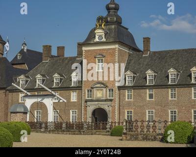 Historisches Schloss mit prächtigen architektonischen Details und klarem Himmel im Hintergrund, Anholt, Nordrhein-Westfalen, Deutschland, Europa Stockfoto