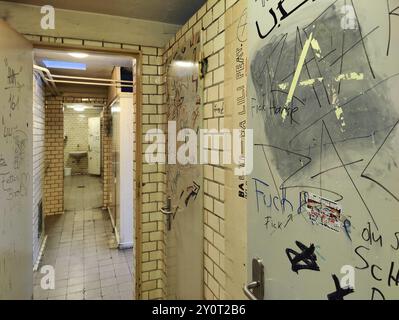 Öffentliche Männertoilette im Rathaus, Innenansicht, Bochum, Ruhrgebiet, Nordrhein-Westfalen, Deutschland, Europa Stockfoto