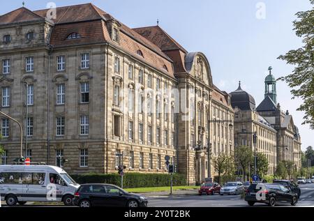 Vor dem Gebäude des Oberlandesgerichts Düsseldorf, dahinter die Bezirksregierung Düsseldorf, an der Cecilienallee Verwaltungsgebäude Stockfoto