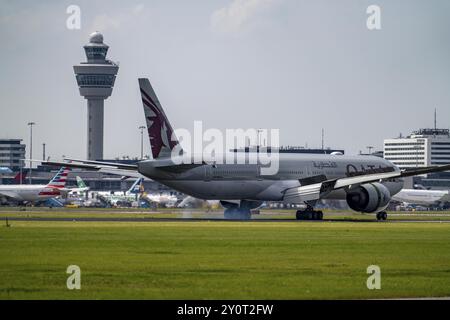 Qatar Airways Boeing 777-3DZ, Flugzeug landet am Flughafen Amsterdam Schiphol, Buitenveldertbaan, 27.09., Air Traffic Control Tower, Terminal, Niederlande Stockfoto