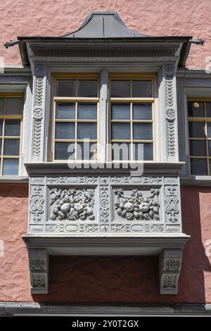 Kunstvoll dekoriertes Erkerfenster, Steinmetzarbeiten an einem historischen Stadthaus im Klosterviertel, historische Altstadt von Sankt Gallen, Kanton St. G Stockfoto