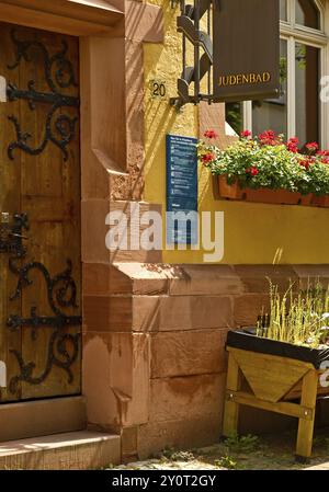 Jüdisches Bad, historische Mikwe, mit Blumen dekorierte Fassade, Judengasse, jüdisches Viertel, Altstadt, Friedberg, Wetterau, Hessen, Deutschland, Europa Stockfoto