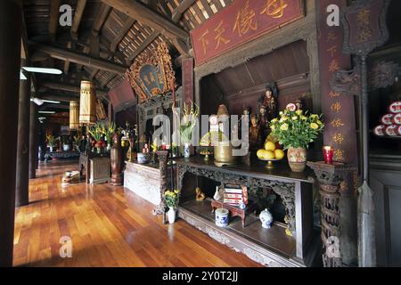 Altäre im buddhistischen Thay-Tempel oder Chua Thay oder Master-Tempel, Sai Son Village, Provinz Hanoi, Vietnam, Asien Stockfoto