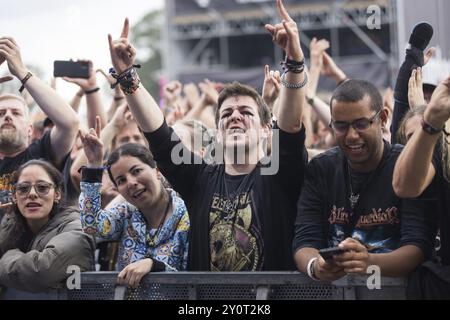 Die Fans in der ersten Reihe beim Wacken Open Air in Wacken. Das traditionelle Metal Festival findet vom 31. Juli bis 3. August 2024 statt Stockfoto