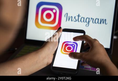 In dieser Fotoabbildung wird das Logo der Social-Media-Anwendung Instagram-Symbol oder das Logo auf einem Smartphone angezeigt Stockfoto