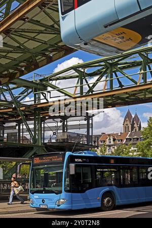 Schwebebahn und Bus am Bahnhofsknotenpunkt Oberbarmen, Wuppertal, Bergisches Land, Nordrhein-Westfalen, Deutschland, Europa Stockfoto