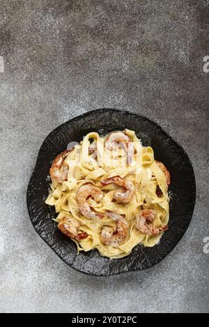 Tagliatelli mit Garnelen, in Sahnesauce, mit Parmesankäse, hausgemacht, keine Leute, in Stockfoto