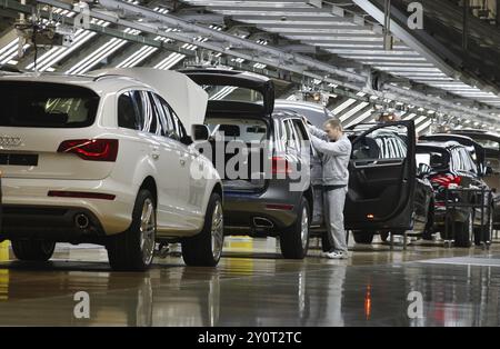 Bratislava, 05.10.2010, VW Touareg Sport-Nutzfahrzeuge und Audi Q7 Fahrzeuge an der Montagelinie des VW-Werks in Bratislava Slowakei. Pro Stockfoto