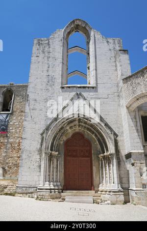 Eine gotische Kirchenruine mit kunstvollen Bögen, die sich vor dem klaren blauen Himmel erheben, Convento do Carmo, Kloster do Carmo, Lissabon, Lisboa, Portugal, Eu Stockfoto