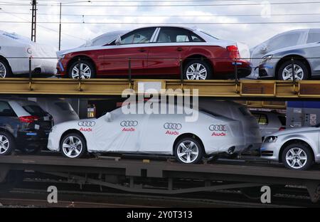 Bremerhaven, 29/09/2010 - Ein Güterzug mit neuen Audi Fahrzeugen in Bremerhaven. Die Fahrzeuge werden auf Spezialschiffe für den Export geladen, Bremerhav Stockfoto