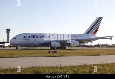 Hamburg, 30. Oktober 2009 startet der erste an Air France ausgelieferte Airbus A 380 vom Airbus-Werk in Hamburg, Deutschland, Europa Stockfoto