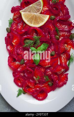 Lachs Gravlax mit Roter Bete, skandinavischer Snack, Rüben Gravlax, leicht gesalzener Fisch, hausgemacht, keine Personen Stockfoto