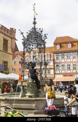 Der Gaenseliesel-Brunnen ist ein Markt- und Zierbrunnen auf dem Marktplatz vor dem Alten Rathaus im Stadtzentrum von Göttingen in L Stockfoto