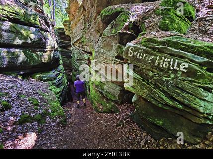 Die Grüne Hoelle Schlucht, Wanderweg im roten Sandstein im Sauerschweiz, Naturpark Südeifel, Wanderweg, Bollendorf, Eifel, Rhin Stockfoto