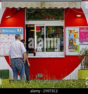 Zwei Männer an einem Kiosk, einer Trinkhalle, Dortmund, Ruhrgebiet, Nordrhein-Westfalen, Deutschland, Europa Stockfoto