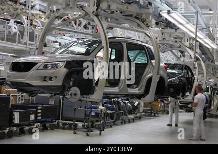 Wolfsburg, 08.03.2010, VW-Arbeiter, Produktion des Volkswagen Tiguan, Wolfsburg, Deutschland, Europa Stockfoto