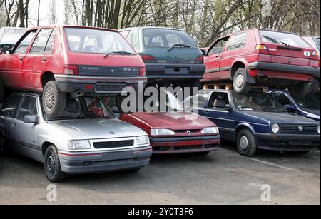 Berlin, 09.0420.09, Fahrzeuge zur Verschrottung auf einem Schrottplatz eines Autoverwerters, Berlin, Deutschland, Europa Stockfoto