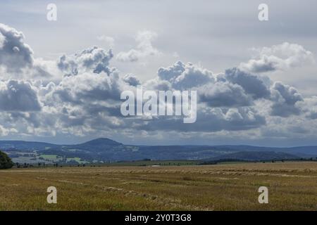 Gewitterwolken über Feldern bei Liebenau, Erzgebirge, Liebenau, Sachsen, Deutschland, Europa Stockfoto