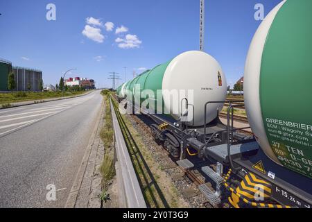 Straße mit Eisenbahngleisen und Kesselwagen im Hamburger Hafen, Freie und Hansestadt Hamburg, Hansestadt, unabhängige Stadt, Bundesland Ha Stockfoto