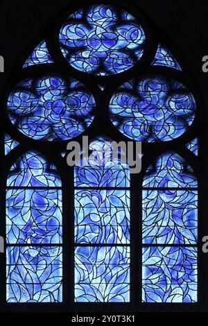 Blaue Kirchenfenster von Charles Marq, Schüler von Marc Chagall, einfarbig, blau, schwarz, Silhouette, Innenansicht, Kunsthandwerk, St. Stephan, Altstadt Stockfoto