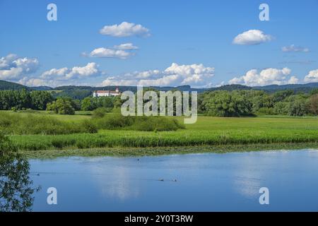 Donaulandschaft mit Reflexion der Landschaft und Wolken, Schloss Woerth an der Donau im Hintergrund, Oberpfalz, Bayern, GE Stockfoto