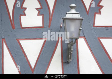 Straßenlaterne an der Wand eines Fachwerkhauses, rot, grau, Rahmen, Rand, Detail, Dekoration, Koenig Adolf Platz, Idstein, Taunus, Hessen, Deutschland, E Stockfoto