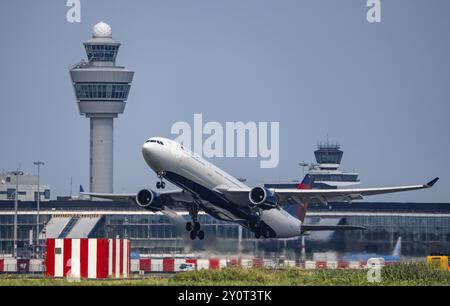 Delta Air Lines Airbus A330, Flugzeuge, die am Flughafen Amsterdam Schiphol starten, Kaagbaan, 24. Juni, Flugsicherungsturm, Terminal, Niederlande Stockfoto