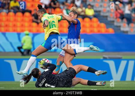 Medelin, Kolumbien. September 2024. Feerine Belhadj, Oceane Hurtre von Frankreich, kämpft um den Possession Ball gegen Milena Ferreira aus Brasilien, während der Gruppe B FIFA U-20-Frauen-Weltmeisterschaft Kolumbien 2024 im Atanasio Girardot Stadion in Medelin am 3. September 2024. Foto: Jose Pino/DiaEsportivo/Alamy Live News Credit: DiaEsportivo/Alamy Live News Stockfoto