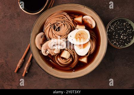 Asiatische Soba-Suppe, mit Pilzen und Ei, Käse, Sesamsamen, hausgemacht, keine Leute Stockfoto