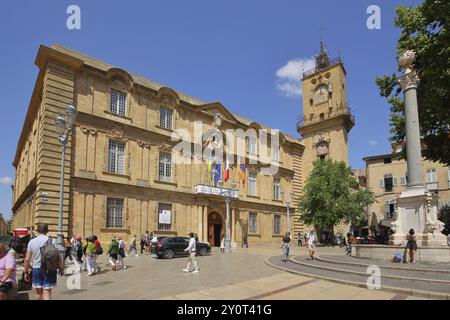 Hotel de Ville, Rathaus mit dekorativem Brunnen und römischer Säule, Fußgängerzone, Rathausplatz, Place de l'Hotel de Ville, Aix-en-Pro Stockfoto