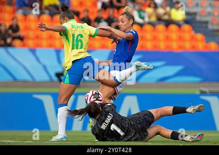 Medelin, Kolumbien. September 2024. Feerine Belhadj, Oceane Hurtre von Frankreich, kämpft um den Possession Ball gegen Milena Ferreira aus Brasilien, während der Gruppe B FIFA U-20-Frauen-Weltmeisterschaft Kolumbien 2024 im Atanasio Girardot Stadion in Medelin am 3. September 2024. Foto: Jose Pino/DiaEsportivo/Alamy Live News Credit: DiaEsportivo/Alamy Live News Stockfoto