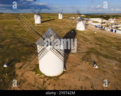 Nahaufnahme mehrerer Windmühlen in einer grünen Landschaft unter blauem Himmel mit Wolken, Luftaufnahme, Windmühlen, Campo de Criptana, Provinz Ciudad Real, Gegossen Stockfoto