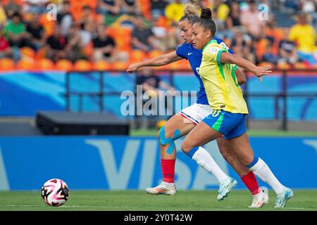 Medelin, Kolumbien. September 2024. Oceane Hurtre von Frankreich kämpft um den Possession Ball gegen Milena Ferreira, während des Gruppenspiels der FIFA U-20-Frauen-Weltmeisterschaft Kolumbien 2024 in Kolumbien im Atanasio Girardot Stadion am 3. September 2024 in Medelin. Foto: Jose Pino/DiaEsportivo/Alamy Live News Credit: DiaEsportivo/Alamy Live News Stockfoto