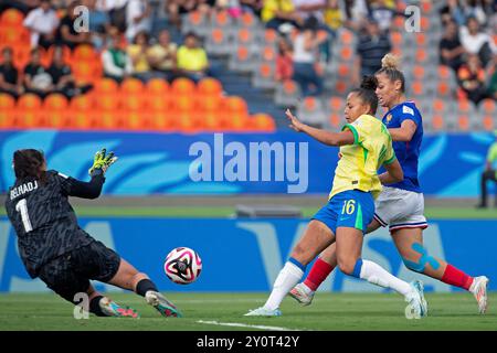 Medelin, Kolumbien. September 2024. Feerine Belhadj, Oceane Hurtre von Frankreich, kämpft um den Possession Ball gegen Milena Ferreira aus Brasilien, während der Gruppe B FIFA U-20-Frauen-Weltmeisterschaft Kolumbien 2024 im Atanasio Girardot Stadion in Medelin am 3. September 2024. Foto: Jose Pino/DiaEsportivo/Alamy Live News Credit: DiaEsportivo/Alamy Live News Stockfoto