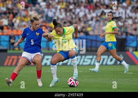 Medelin, Kolumbien. September 2024. Oceane Hurtre von Frankreich kämpft um den Possession Ball gegen Milena Ferreira, während des Gruppenspiels der FIFA U-20-Frauen-Weltmeisterschaft Kolumbien 2024 in Kolumbien im Atanasio Girardot Stadion am 3. September 2024 in Medelin. Foto: Jose Pino/DiaEsportivo/Alamy Live News Credit: DiaEsportivo/Alamy Live News Stockfoto