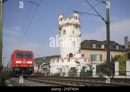 Gotischer Adlerturm mit Gleisen, Blick von unten, Eisenbahnverkehr, Lokomotive, Freileitungen, Ruedesheim, Rheingau, Taunus, Hessen, Deutschland, Stockfoto