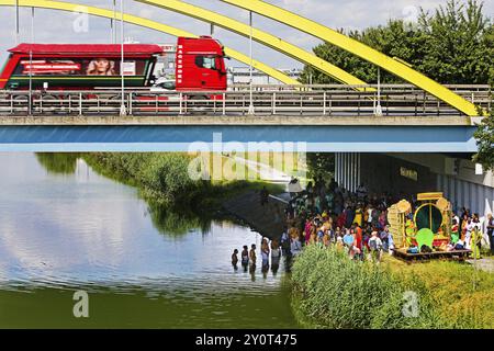 Schwerlastverkehr auf der Autobahn A 2 mit Hindus unter der Autobahnbrücke am und im Datteln-Hamm-Kanal, Hamm, Ruhrgebiet, Deutschland, Europa Stockfoto