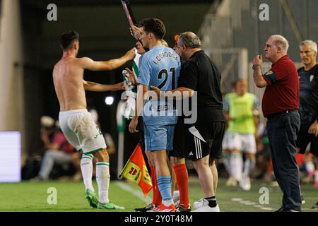 Inigo Cordoba beim LaLiga 2 Hypermotion Spiel zwischen Teams von Cordoba CF und Burgos CF im Estadio Nuevo Arcangel (Maciej Rogowski) Stockfoto