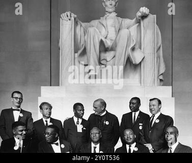 Bürgerrechtler versammelten sich am 28. August 1963 unter der Statue von Abraham Lincoln am Lincoln Memorial, während des Marsches auf Washington for Jobs and Freedom, wo Martin Luther King Jr. seine berühmte „I Have a Dream“-Rede hielt. Stockfoto