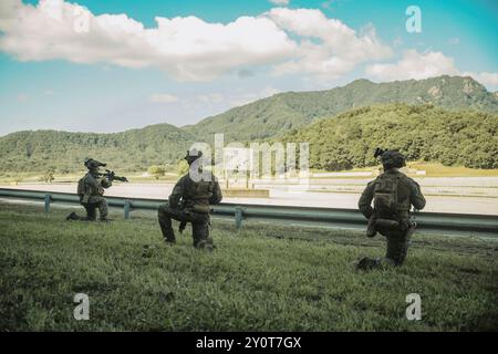 US-Marines, die der Reconnaissance Company, 15. Marine Expeditionary Unit, zugewiesen wurden, halten Sicherheit auf einem Flugplatz während eines Langstreckenangriffs mit der Republic of Korea Navy Seals, ROK Marines dem 1. Aufklärungsbataillon, 1. ROK Marine Division und UK Royal Marine Commandos, die dem 40 Commando im Rodriguez Live-Fire Complex in Südkorea zugewiesen wurden, 29. August 2024, als Teil der Übung Ssang Yong 24. Übung SY24 stärkt den ROK-U.S. Allianz und Partnerschaft mit dem Vereinigten Königreich durch kombinierte, gemeinsame Ausbildung, die zu kombinierten amphibischen Fähigkeiten zur Verteidigung der koreanischen Halbinsel und beitragen Stockfoto