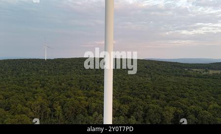 Windmühlen mit ihren Turbinen werden im ländlichen Pennsylvania ersetzt, fotografiert mit einer Drohne. Stockfoto