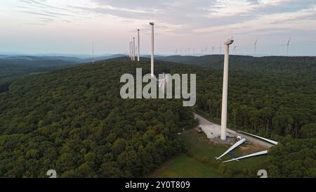 Windmühlen mit ihren Turbinen werden im ländlichen Pennsylvania ersetzt, fotografiert mit einer Drohne. Stockfoto