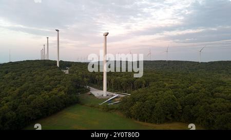 Windmühlen mit ihren Turbinen werden im ländlichen Pennsylvania ersetzt, fotografiert mit einer Drohne. Stockfoto