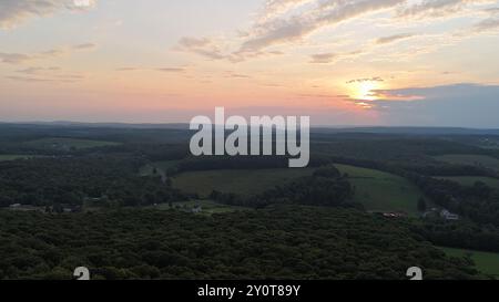 Windmühlen mit ihren Turbinen werden im ländlichen Pennsylvania ersetzt, fotografiert mit einer Drohne. Stockfoto