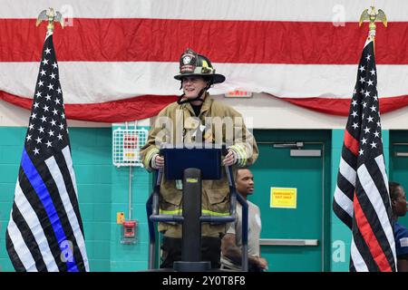 Fort Stewart MWR neben der Garrison Fire Department veranstaltet vom 3. Bis 11. September 9/11 den Unity Climb im Newman Gym. Der Unity Climb ist eine Stairmaster Challenge, die aus 110 Stockwerken des World Trade Center besteht, zu Ehren der Verstorbenen auf 9/11 und derer, die weiterhin dienen und schützen. (US Army Foto von Joseph Cooper) Stockfoto