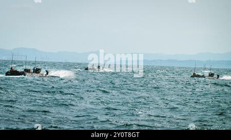 US Marine Corps Amphibische Kampffahrzeuge, die der Alpha Kompanie zugeordnet sind, Battalion Landing Team 1/5, 15. Marine Expeditionary Unit, Transitschiff an Land während einer amphibischen Angriffsprobe im Rahmen der Übung Ssang Yong 24, in Gewässern östlich von Südkorea, 1. September 2024. Übung SY 24 stärkt die Republik Korea-USA Allianz durch bilaterale, gemeinsame Ausbildung, die zu kombinierten amphibischen Fähigkeiten zur Verteidigung der koreanischen Halbinsel beiträgt. (Foto des U.S. Marine Corps von Lance CPL. Peyton Kahle) Stockfoto