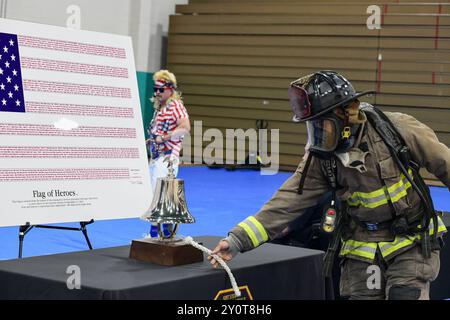 Fort Stewart MWR neben der Garrison Fire Department veranstaltet vom 3. Bis 11. September 9/11 den Unity Climb im Newman Gym. Der Unity Climb ist eine Stairmaster Challenge, die aus 110 Stockwerken des World Trade Center besteht, zu Ehren der Verstorbenen auf 9/11 und derer, die weiterhin dienen und schützen. (US Army Foto von Joseph Cooper) Stockfoto