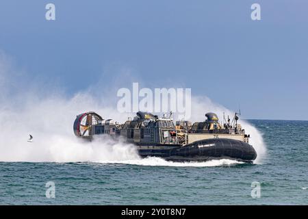 US-Marines und Marineschiffe mit der 15. Marine Expeditionary Unit führen eine Schiff-zu-Land-Bewegung auf einem Landungsboot Luftkissen (LCAC) während der Übung Ssang Yong 24 in Pohang, Südkorea, 1. September 2024 durch. Übung SY24 stärkt die Allianz zwischen Korea und den USA durch bilaterale, gemeinsame Ausbildung und trägt zur kombinierten amphibischen Fähigkeit bei, die koreanische Halbinsel zu verteidigen. (Foto des U.S. Marine Corps von CPL. John J. Simpson) Stockfoto