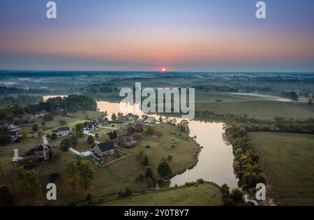 Aus der Vogelperspektive auf den Sonnenaufgang über einem Viertel im Zentrum von Kentucky Stockfoto